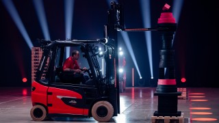 Forklift World Championship Single Men, Staplerfahrer fährt Parcours in der LINDE MH ARENA  Forklift World Championship Single Men, Staplerfahrer fährt Parcours in der LINDE MH ARENA