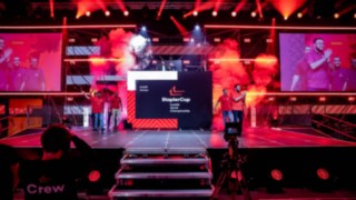 Fahrerinnen und Fahrer betreten die StaplerCup Buehne